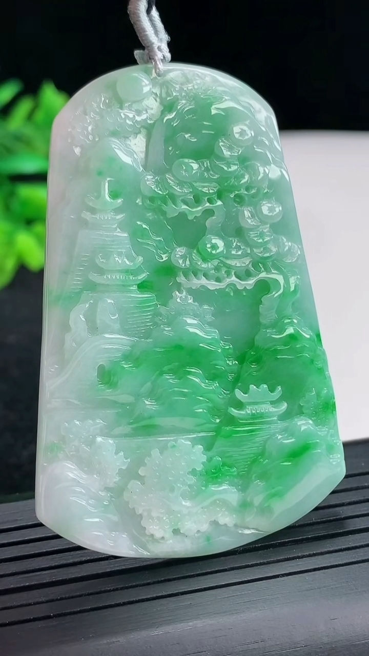 天然A货翡翠山水牌吊坠，尺寸64-42.5-5.5重量:33.90g
4月20日