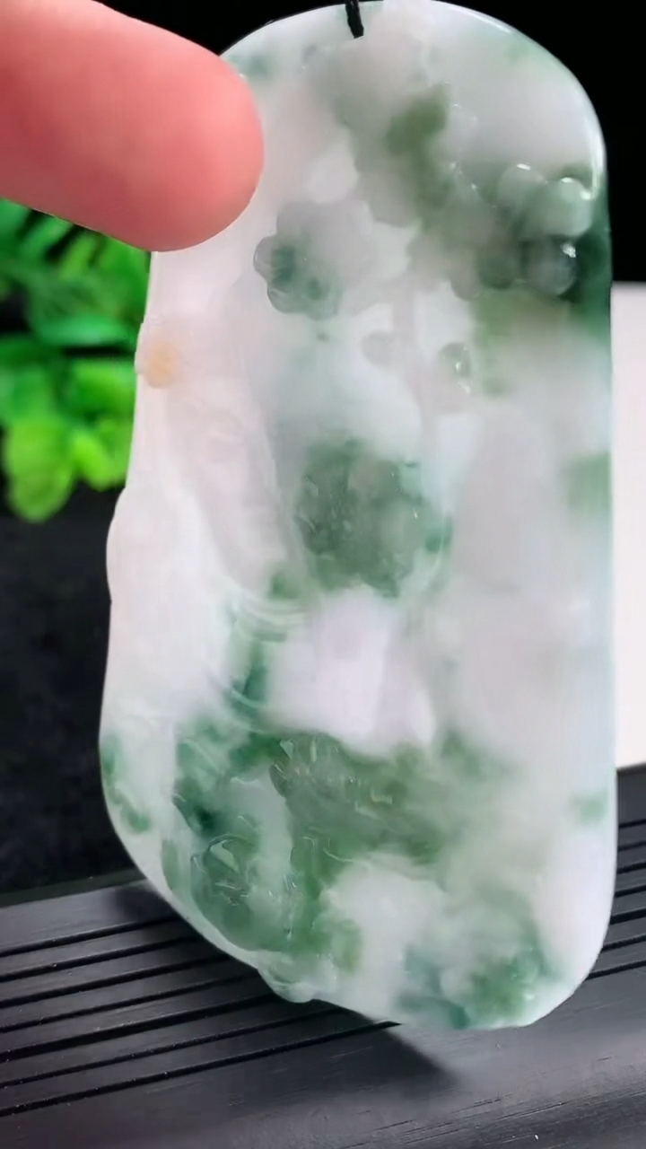 天然A货翡翠飘花一念之间吊坠，尺寸76-48.5-4.5重量:38.25g
4月20日