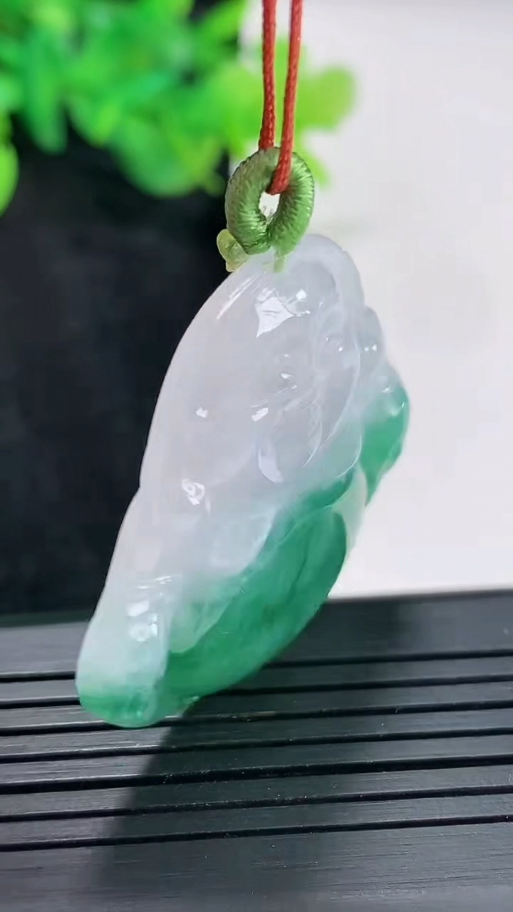 天然A货翡翠佛公吊坠，尺寸36.5-37.5-5.5重量:12.72g
4月20日