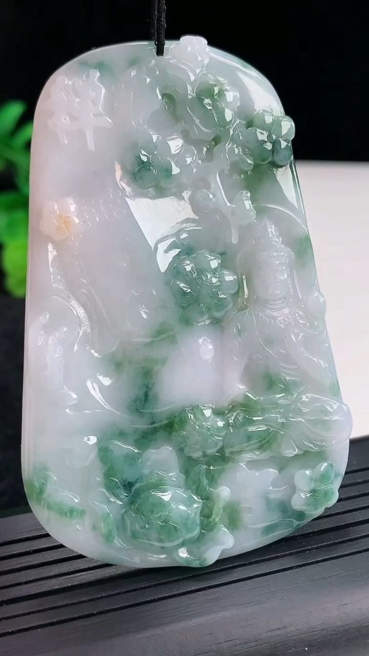 天然A货翡翠飘花一念之间吊坠，尺寸76-48.5-4.5重量:38.25g
4月20日