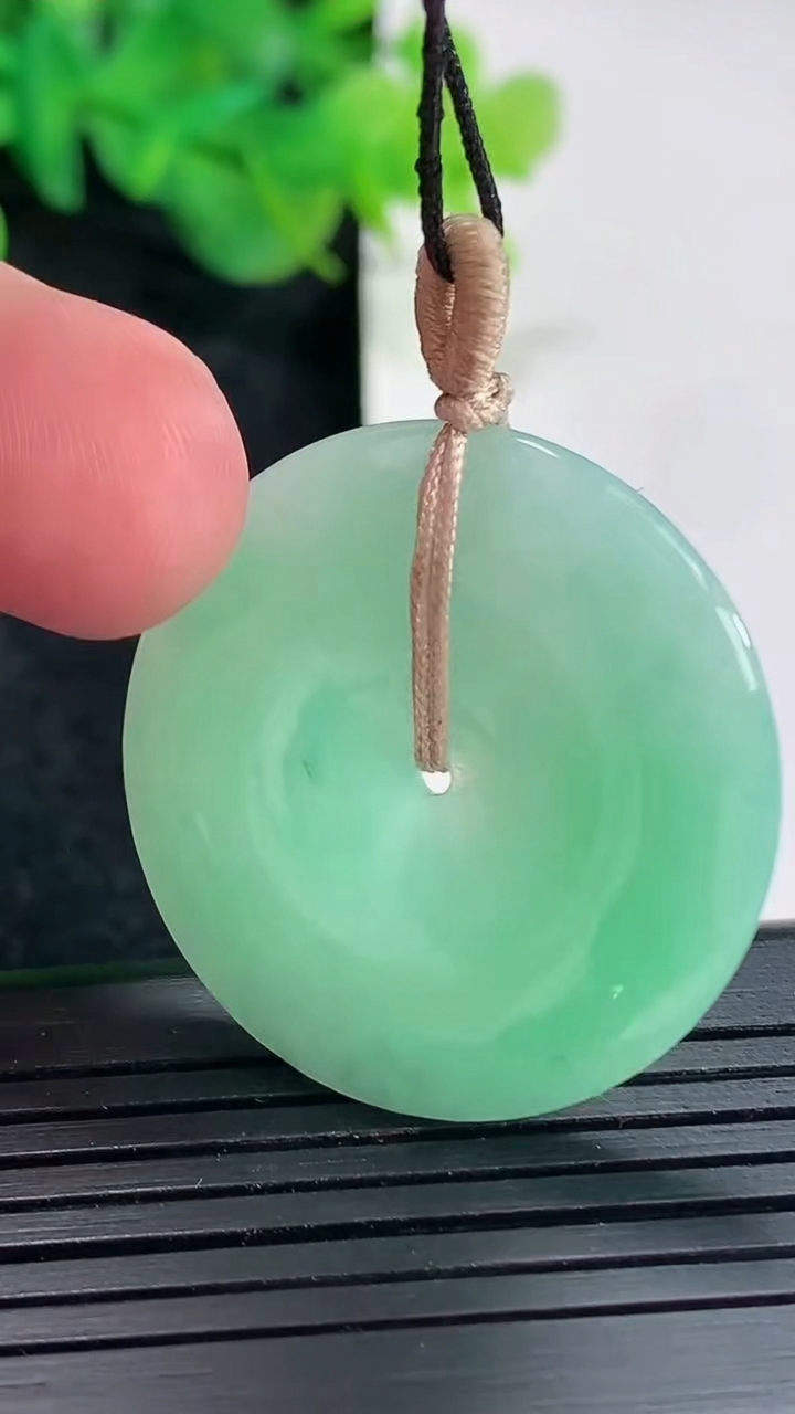 天然A货翡翠平安扣吊坠，尺寸31.6-4.8重量:10.29g
4月20日