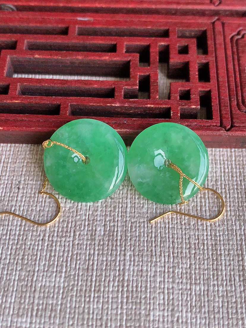 天然A货翡翠18K金镶嵌满绿平安扣耳坠 
尺寸17-3mm 重量4.10g 0418