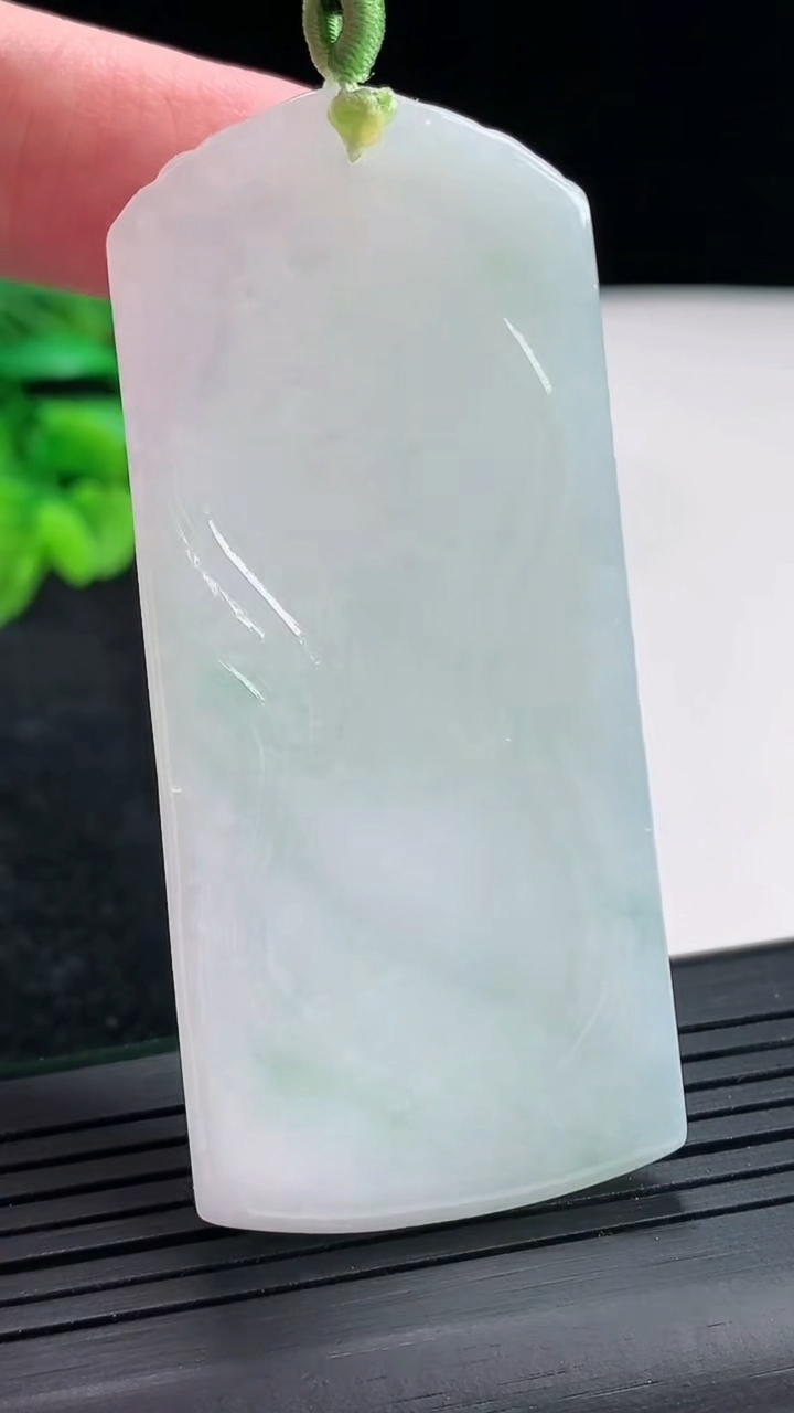 天然A货翡翠大势至菩萨吊坠，尺寸65.6-30-7重量:31.64g
4月20日