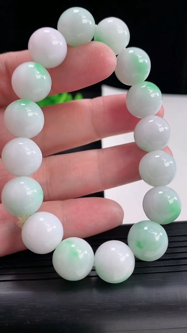 天然A货翡翠圆珠手串，尺寸13重:58.04g4744月20日
工厂直销收藏佳品,种好水足，色泽均匀，有种有色，上手高大气！