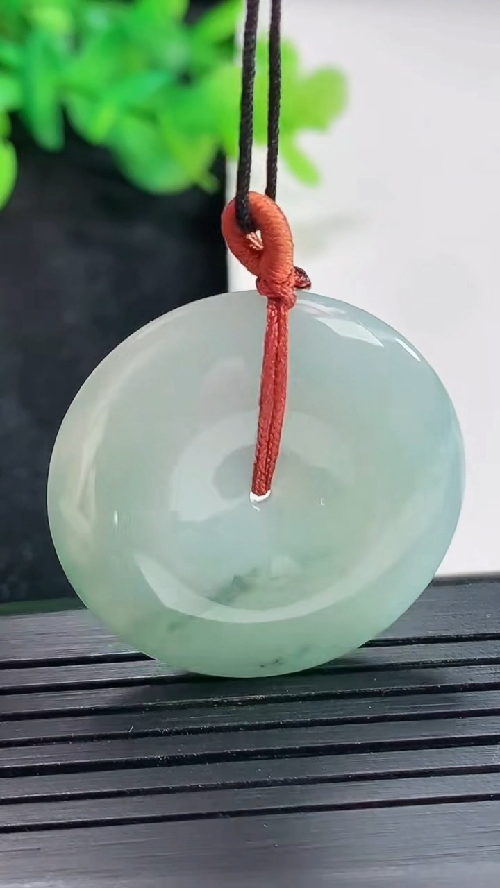 天然A货翡翠飘花平安扣吊坠，尺寸31-5.6重量:11.30g
4月20日