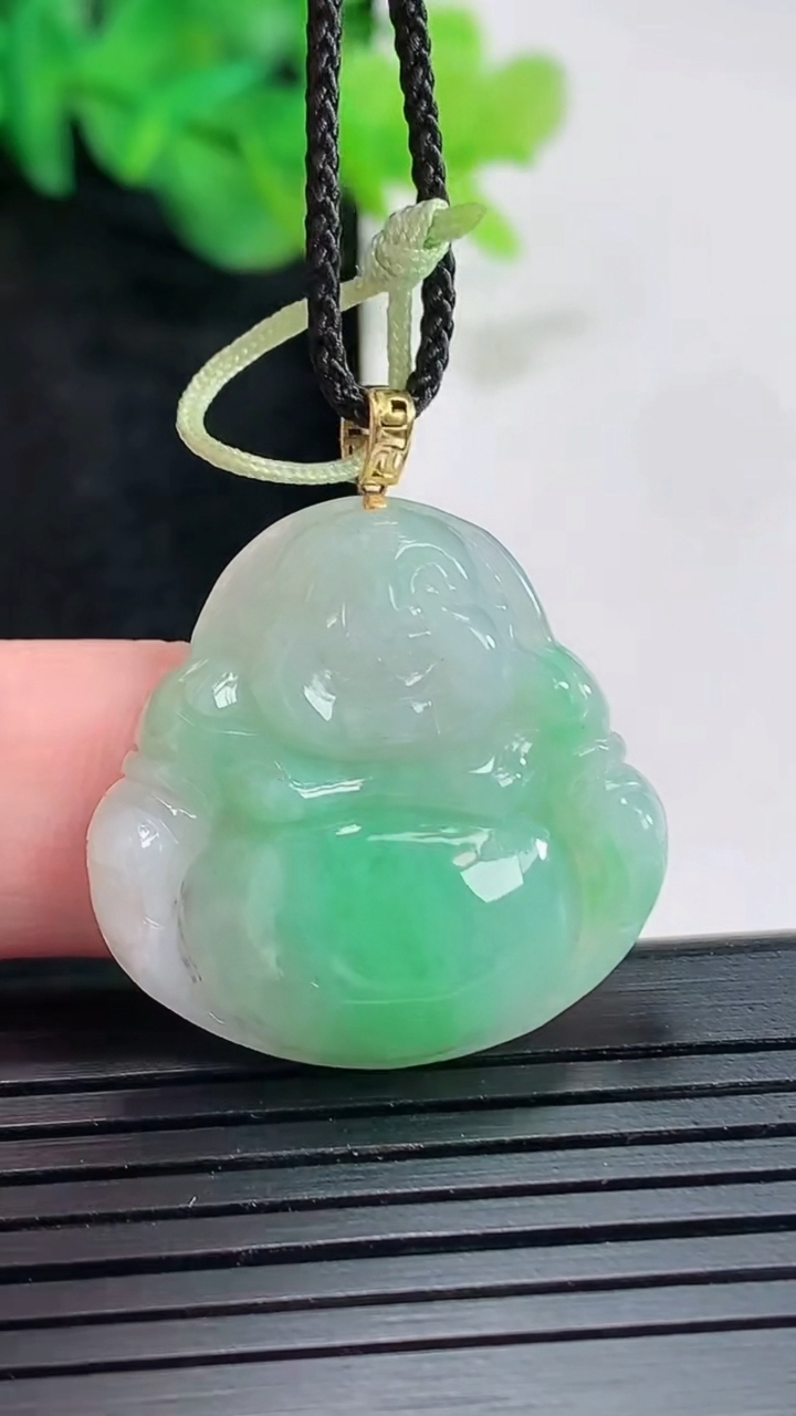 天然A货翡翠佛公吊坠，尺寸25.5-26-5.2重量:5.48g
4月20日