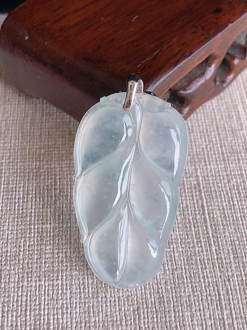 天然A货翡翠18K金镶嵌飘花叶子金枝玉叶吊坠 
尺寸41.2-37.3-21.7-4.4mm 重量7