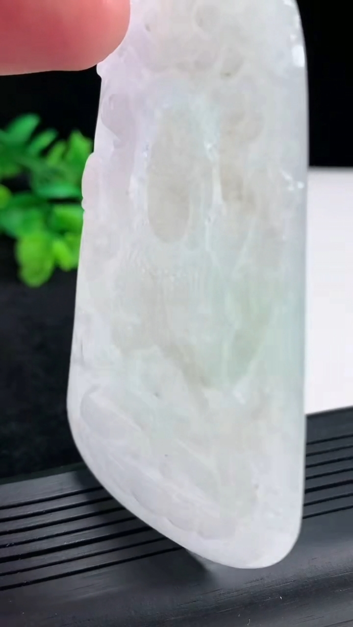 天然A货翡翠千手观音菩萨吊坠，尺寸84-51-5.5重量:47.50g
4月20日