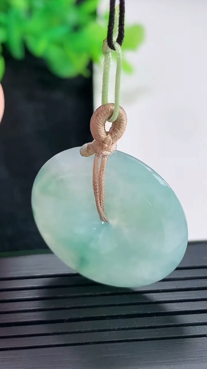 天然A货翡翠飘花平安扣吊坠，尺寸28-5.5重量:9.30g
4月20日