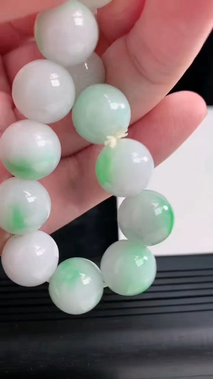 天然A货翡翠圆珠手串，尺寸13重:58.04g4744月20日
工厂直销收藏佳品,种好水足，色泽均匀，有种有色，上手高大气！