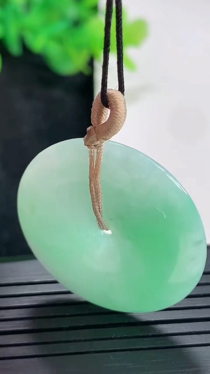 天然A货翡翠平安扣吊坠，尺寸31.5-5重量:11.09g
4月20日