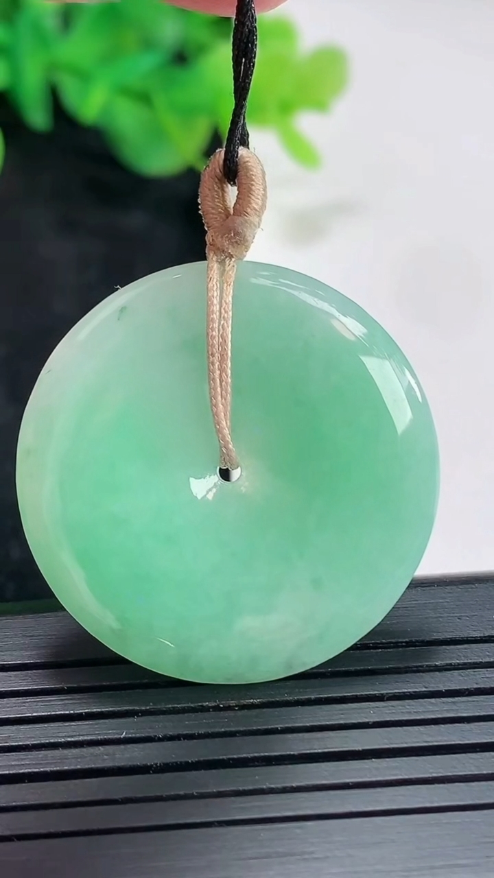 天然A货翡翠平安扣吊坠，尺寸31.6-4.8重量:10.29g
4月20日