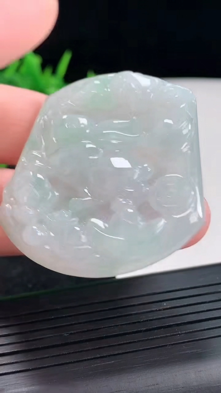 天然A货翡翠生肖兔吊坠，尺寸50-43-5.6重量:23.70g
4月20日