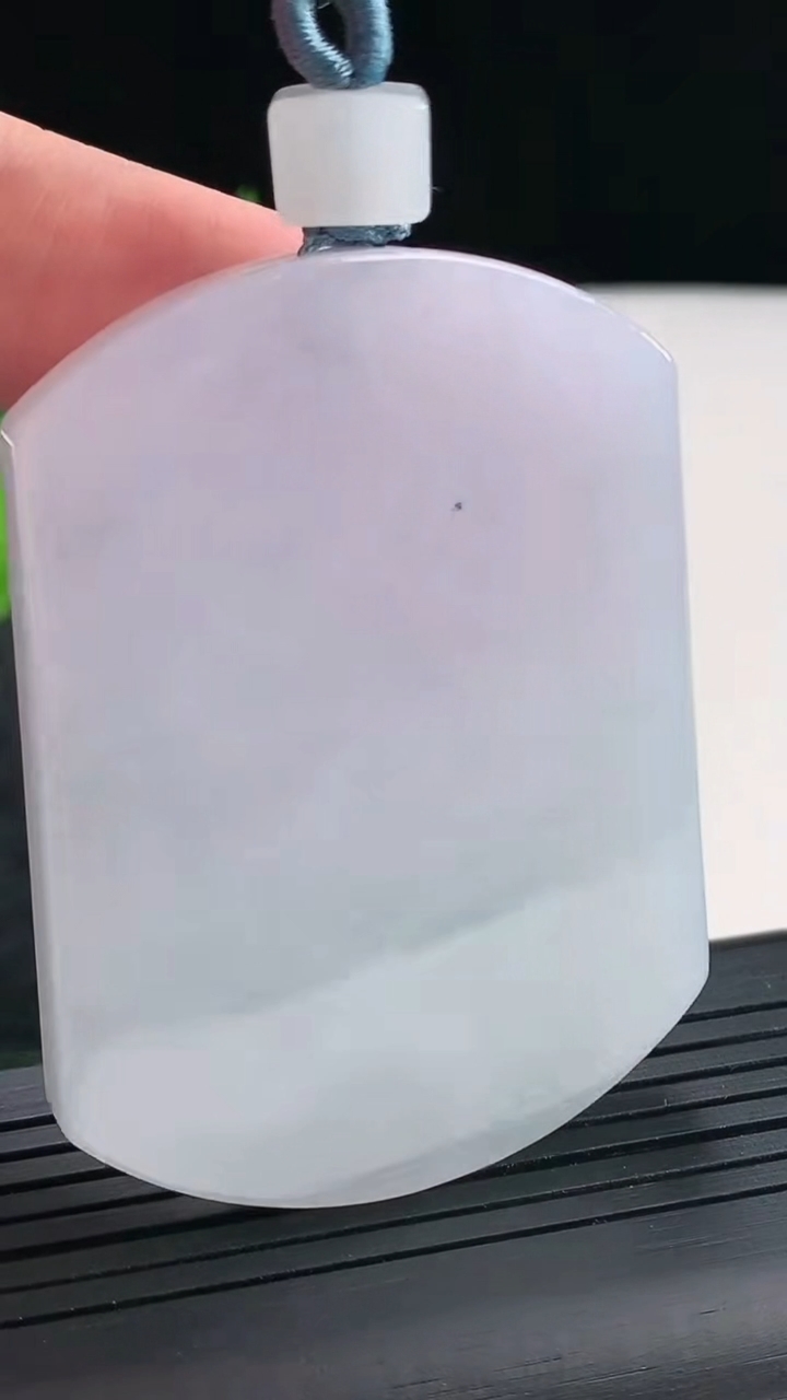 天然A货翡翠紫罗兰无事牌吊坠，尺寸56-42-5.8重量:42.61g
4月20日