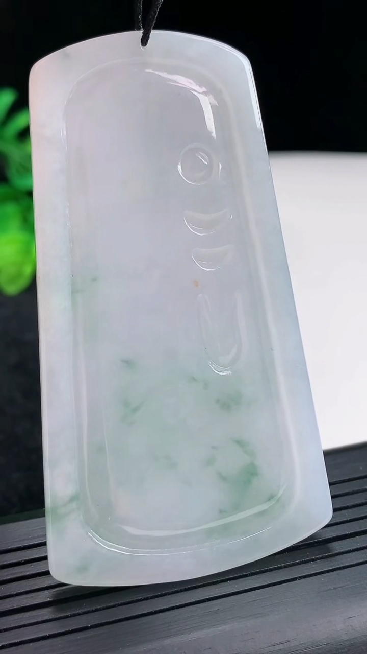 天然A货翡翠飘花御龙阿弥陀佛吊坠，尺寸73.5-40-5.2重量:35.44g
4月20日