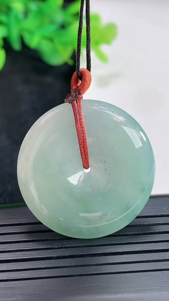 天然A货翡翠飘花平安扣吊坠，尺寸31-5.6重量:11.30g
4月20日