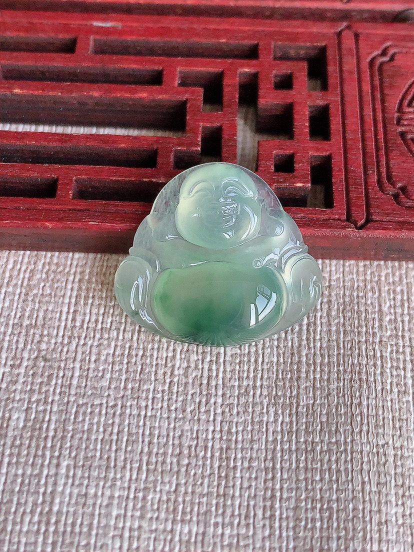 天然A货翡翠飘花佛公吊坠 
尺寸21-23.5-5.3mm 重量3.86g 0418