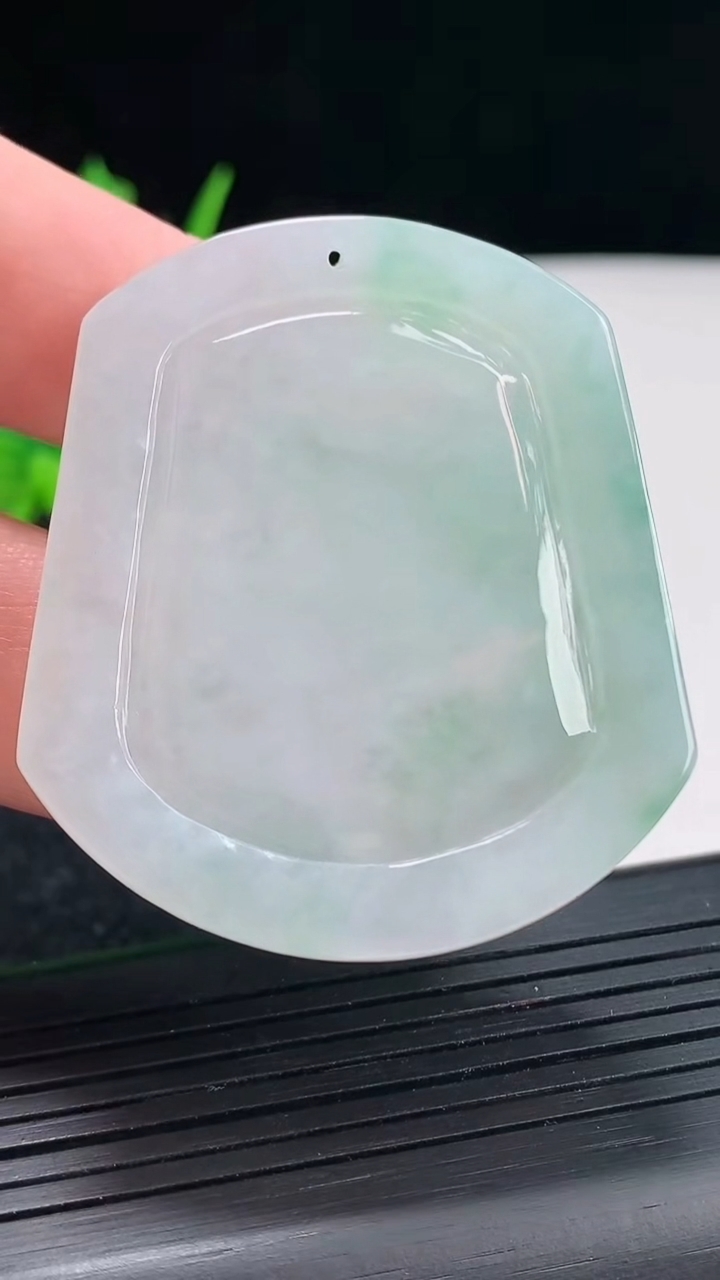 天然A货翡翠生肖兔吊坠，尺寸50-43-5.6重量:23.70g
4月20日