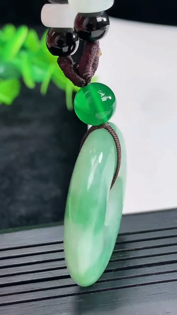 天然A货翡翠平安扣吊坠，尺寸34-7.3重:16.76g474
4月20日