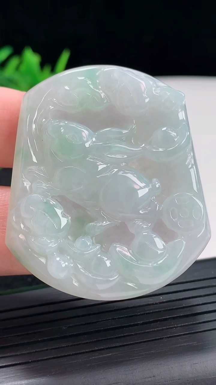 天然A货翡翠生肖兔吊坠，尺寸50-43-5.6重量:23.70g
4月20日