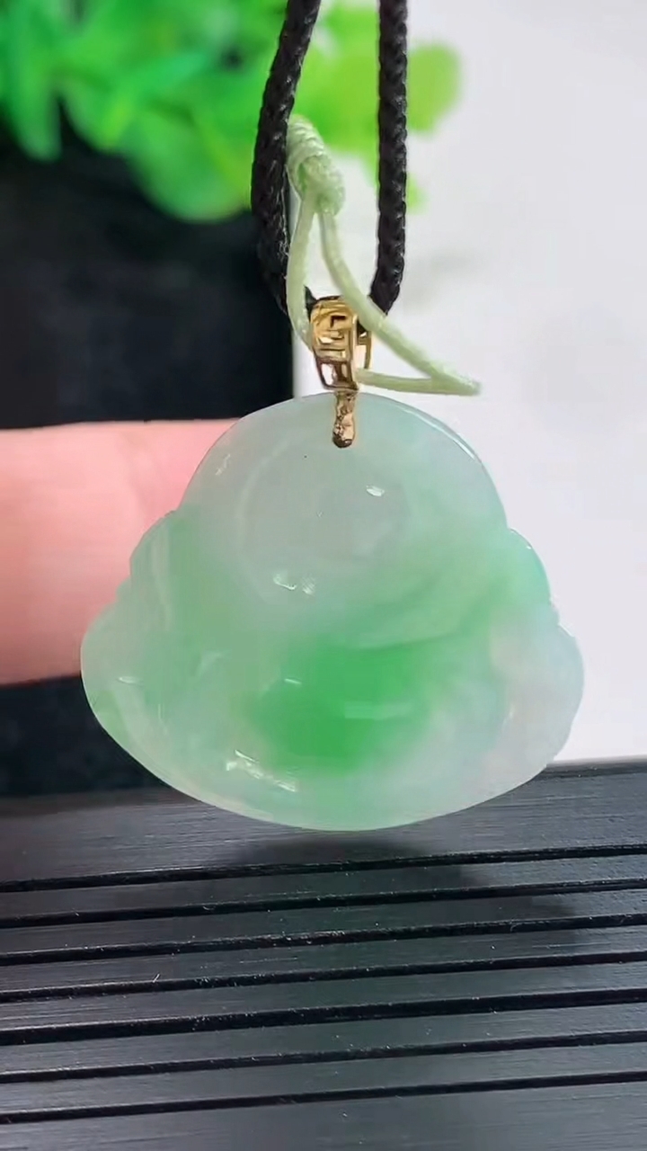 天然A货翡翠佛公吊坠，尺寸25.5-26-5.2重量:5.48g
4月20日