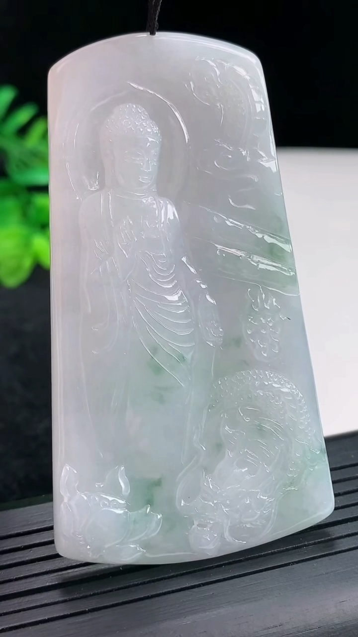 天然A货翡翠飘花御龙阿弥陀佛吊坠，尺寸73.5-40-5.2重量:35.44g
4月20日