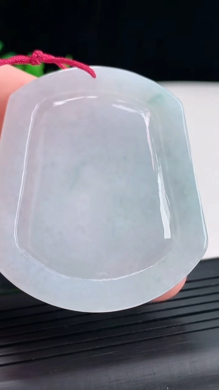 天然A货翡翠飘花生肖虎吊坠，尺寸54-46.5-4重量:25.85g
4月20日