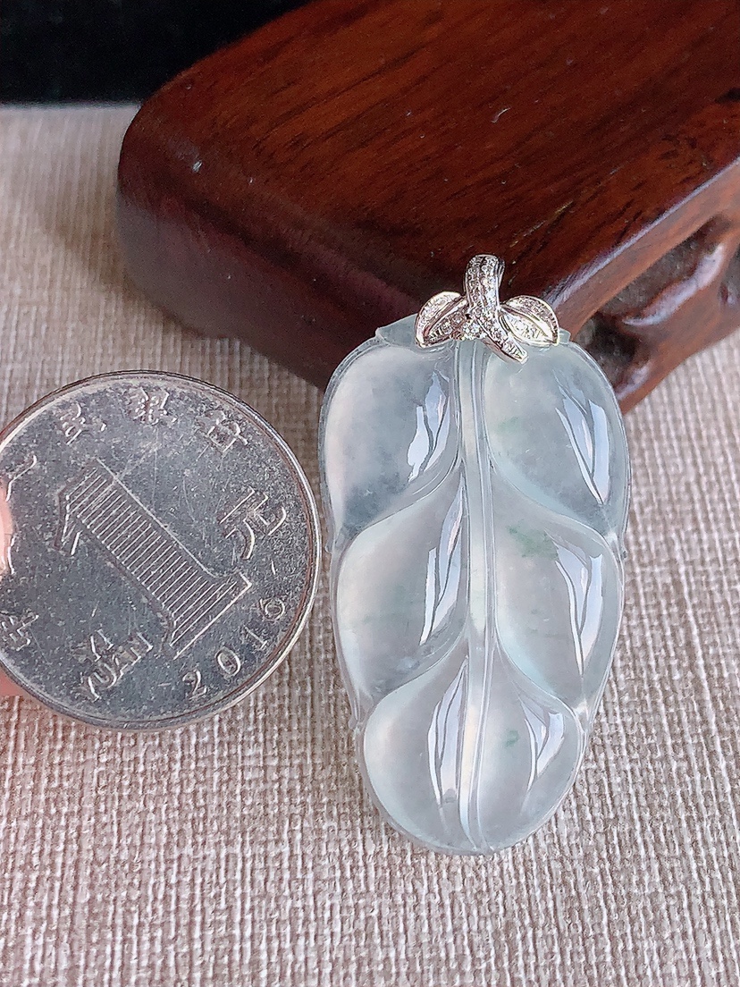 天然A货翡翠18K金镶嵌飘花叶子金枝玉叶吊坠 
尺寸41.2-37.3-21.7-4.4mm 重量7.62g 0418