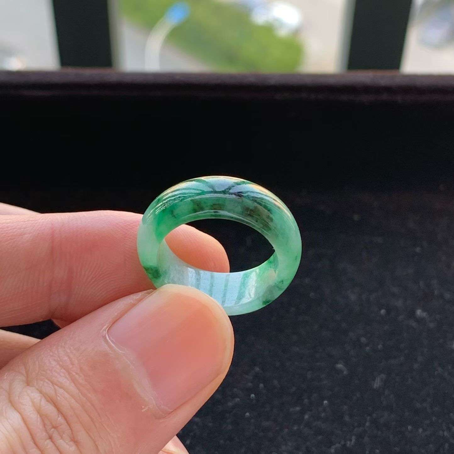 A货天然翡翠冰糯种飘绿戒指14号重量4.11
4月20日