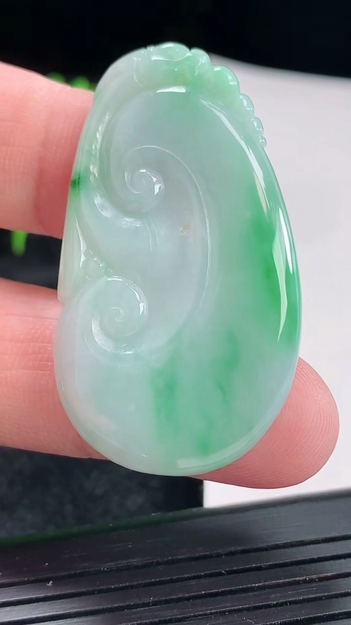 天然A货翡翠如意吊坠，尺寸46.2-25.7-3.9重:10.34g535
4月20日