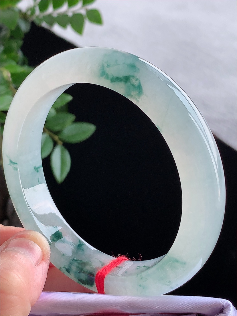 天然A货翡翠飘花正装正圈手镯57-58圈口  
尺寸57-12.4-8.8mm 0419