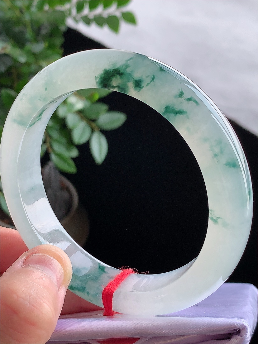 天然A货翡翠飘花正装正圈手镯57-58圈口  
尺寸57-12.4-8.8mm 0419