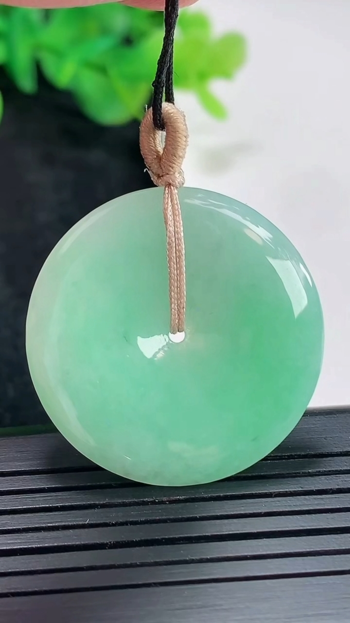 天然A货翡翠平安扣吊坠，尺寸31.6-4.8重量:10.29g
4月20日