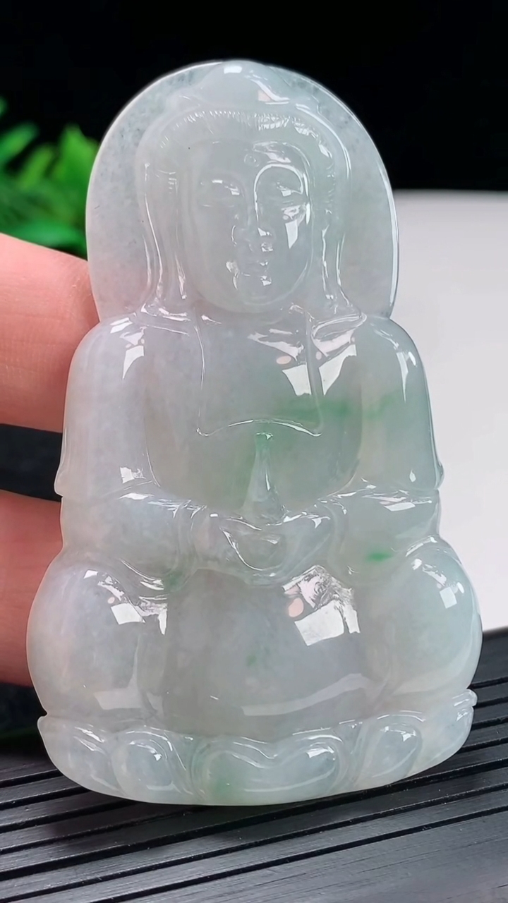 天然A货翡翠正装观音吊坠，尺寸72-44-4.6重量:31.90g
4月21日