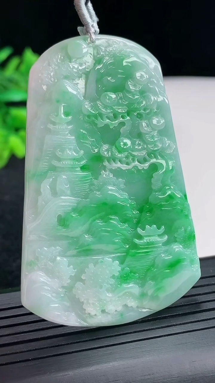 天然A货翡翠山水牌吊坠，尺寸64-42.5-5.5重量:33.90g
4月20日