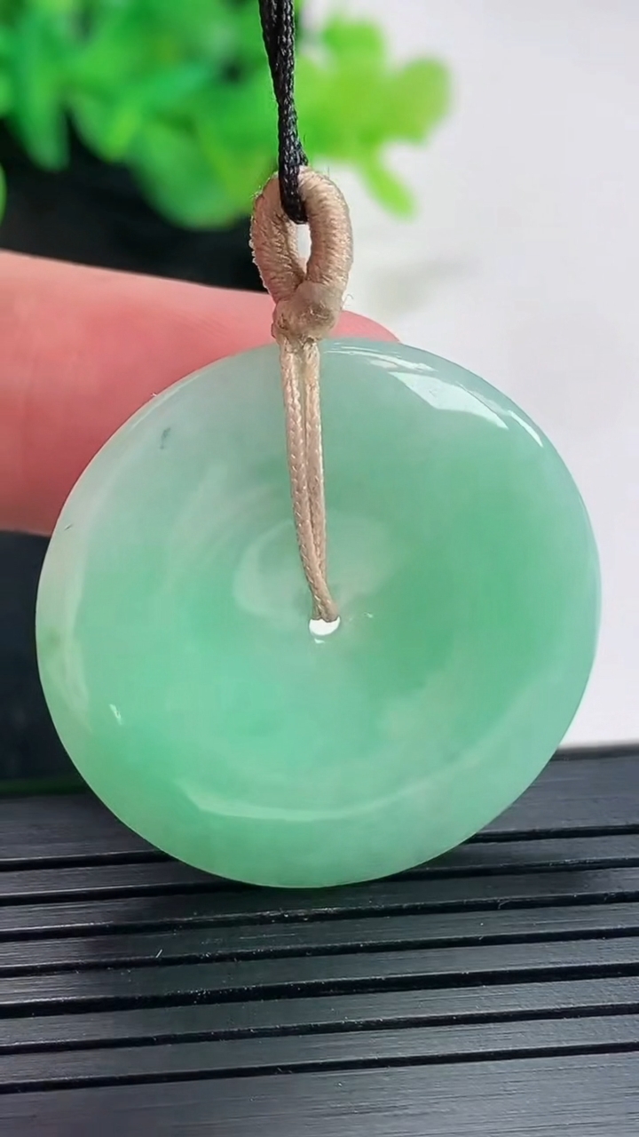 天然A货翡翠平安扣吊坠，尺寸31.6-4.8重量:10.29g
4月20日