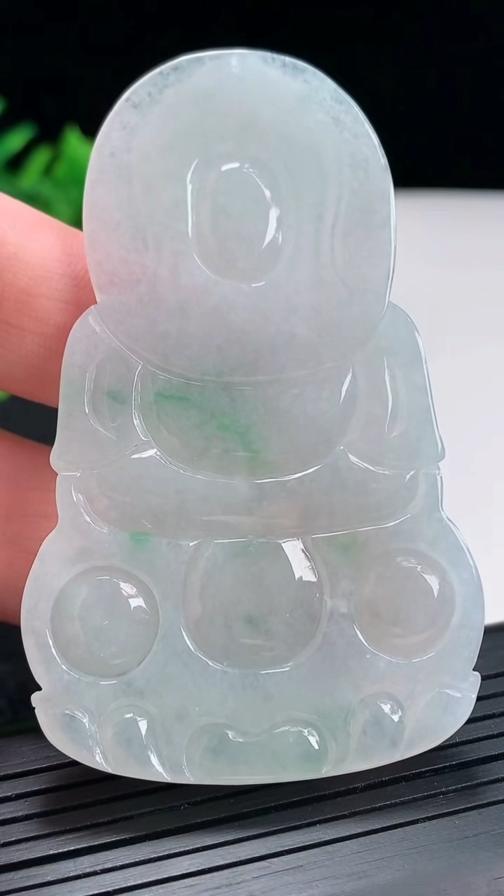 天然A货翡翠正装观音吊坠，尺寸72-44-4.6重量:31.90g
4月21日