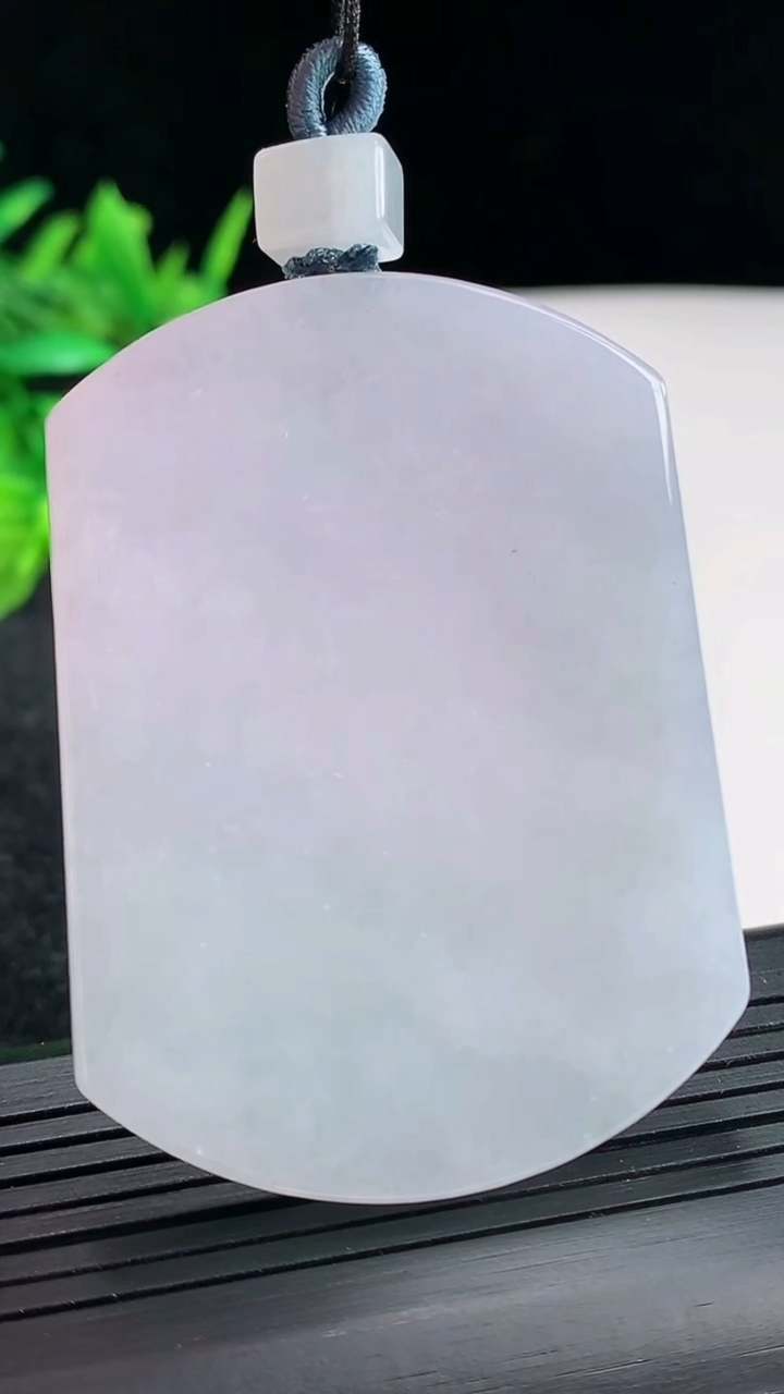 天然A货翡翠紫罗兰无事牌吊坠，尺寸56-42-5.8重量:42.61g
4月20日