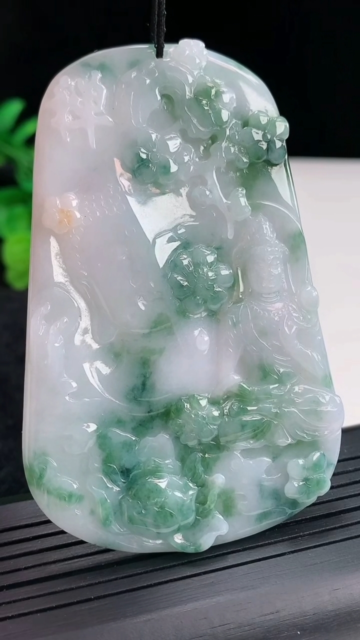 天然A货翡翠飘花一念之间吊坠，尺寸76-48.5-4.5重量:38.25g
4月20日