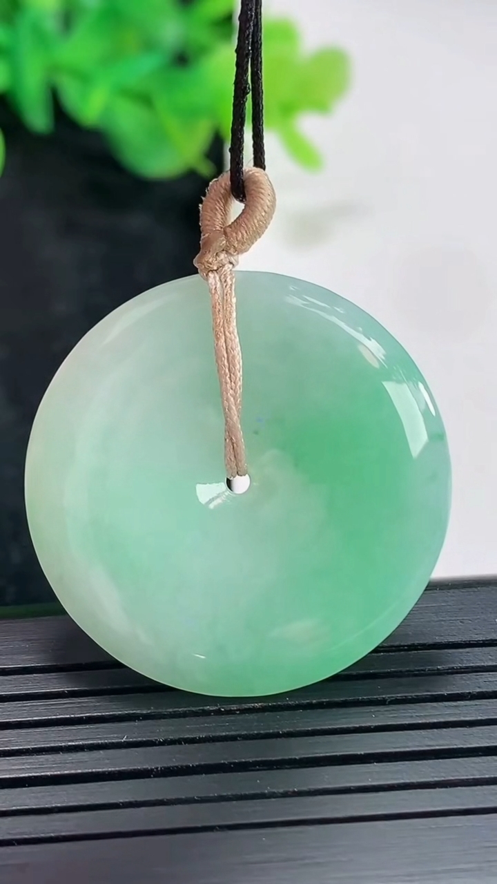 天然A货翡翠平安扣吊坠，尺寸31.5-5重量:11.09g
4月20日