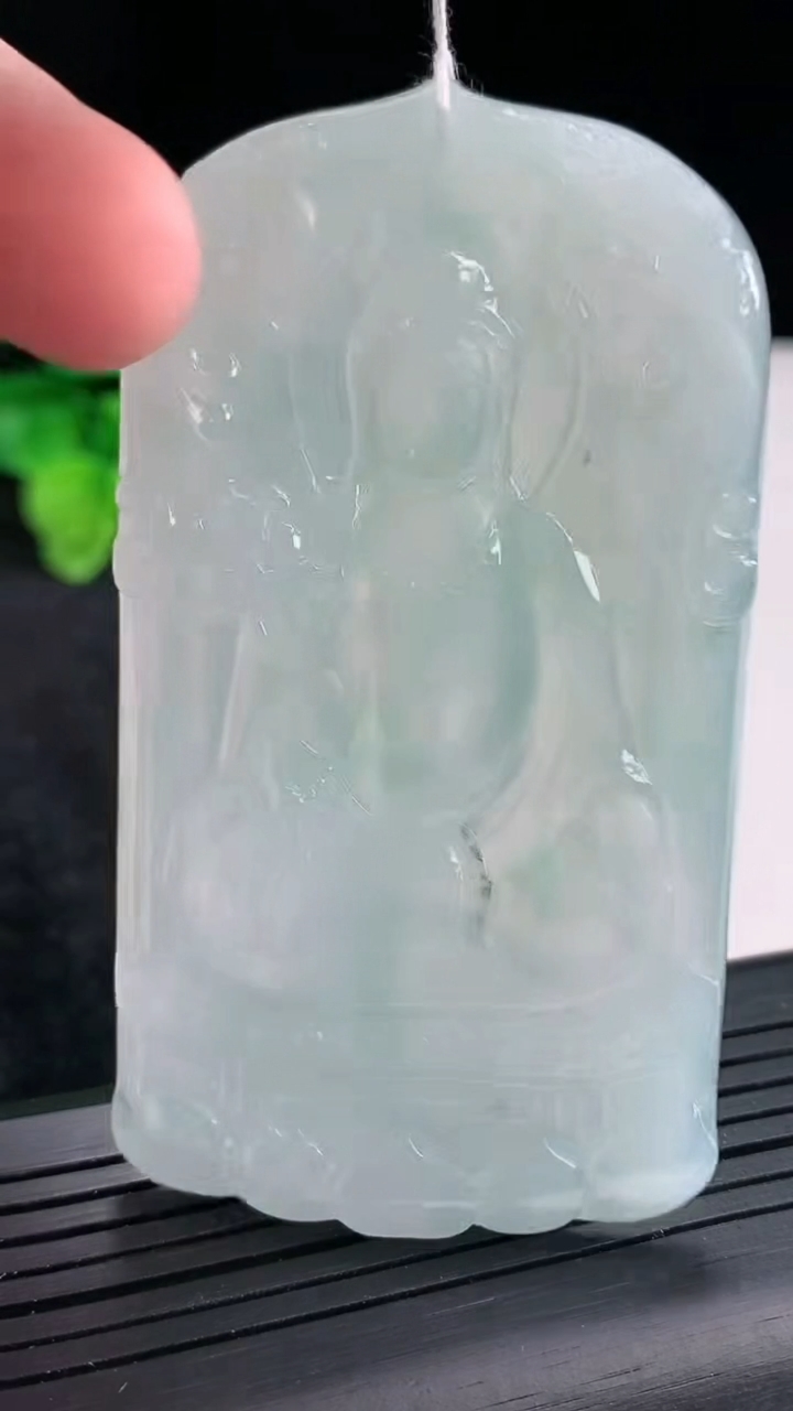 天然A货翡翠冰种飘花大势至菩萨吊坠，尺寸74-42-6重量:45.47g
4月21日