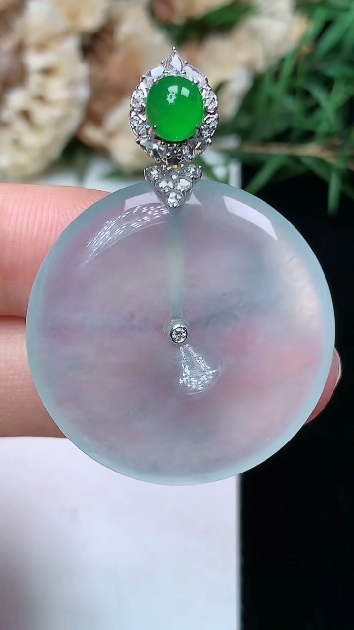 天然A货翡翠白冰平安扣吊坠，尺寸28.6-4.9，重量:9.00g
4月21日