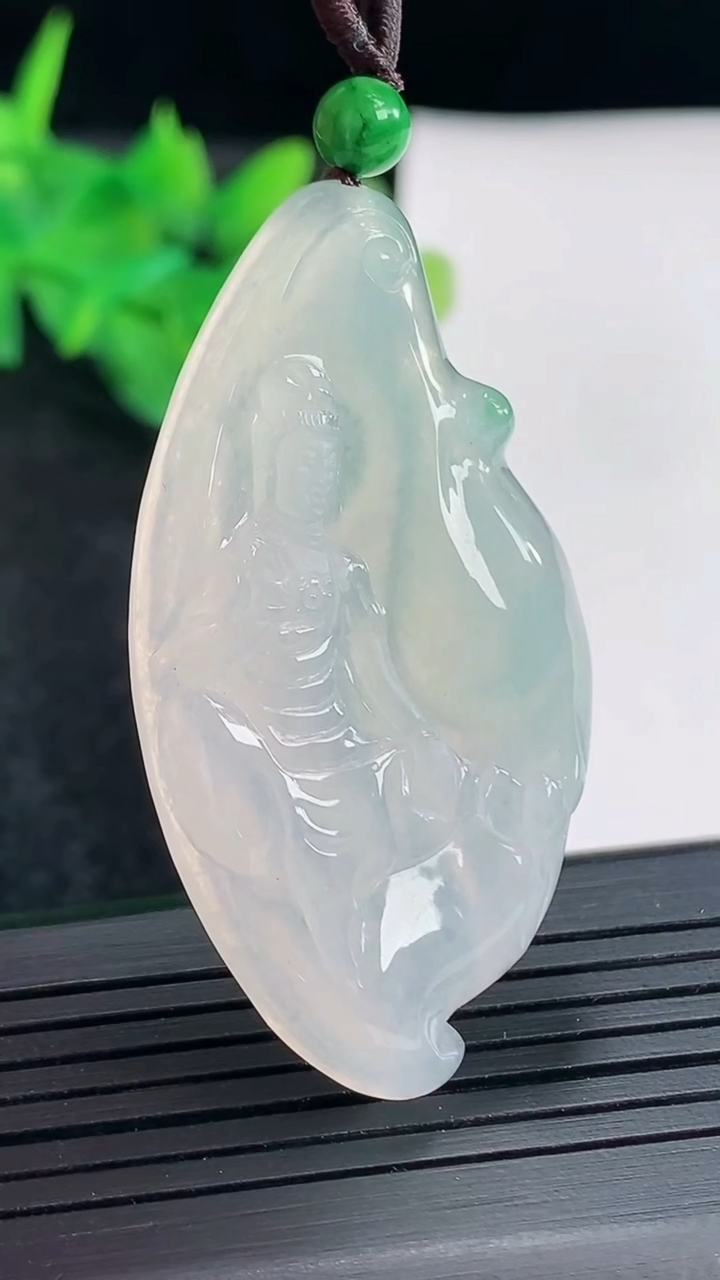 天然A货翡翠观音菩萨吊坠，尺寸48.5-25.6-6重量:14.61g
4月21日