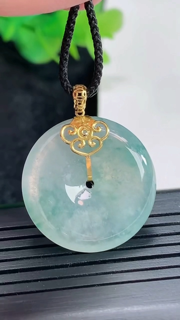 天然A货翡翠18k金飘花平安扣吊坠，尺寸24.5-5重量:5.76g
4月21日