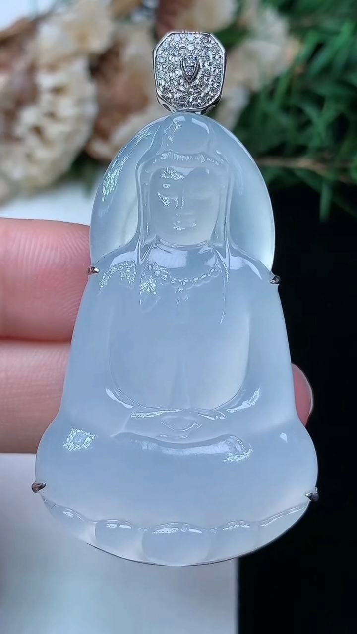 天然A货翡翠白冰素衣观音吊坠，尺寸45.4-28.5-7.6，重量:15.50g
4月21日