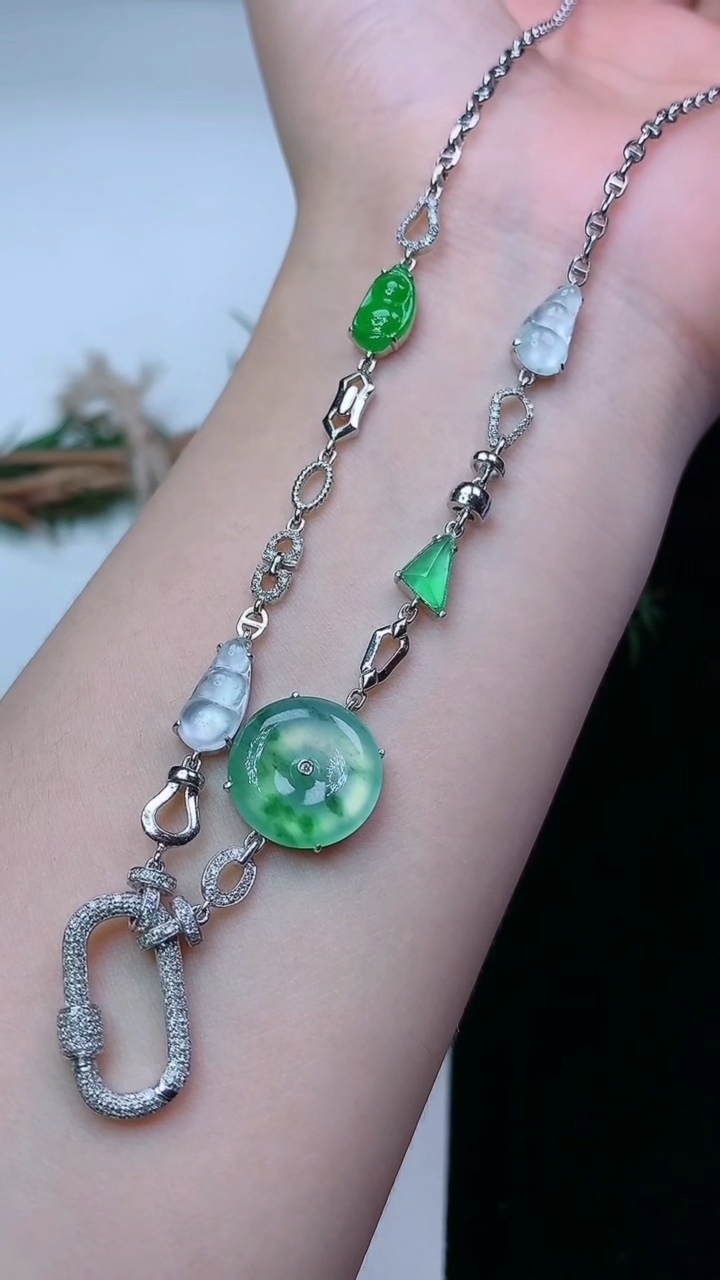 天然A货翡翠飘花平安扣项链，尺寸12.9-3.3，重量:9.96g
4月21日