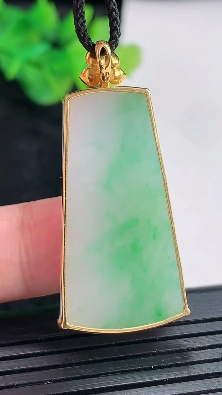 天然A货翡翠无事牌吊坠，尺寸42.5-20-4，裸石35.5-19.5重量:7.15g
4月21日