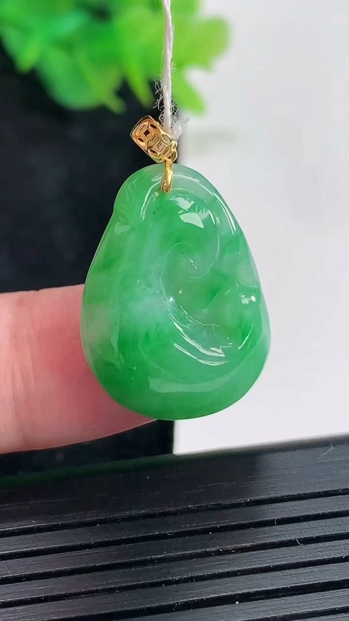 天然A货翡翠如意吊坠，尺寸21-17-4.5重量:3.48g
4月21日