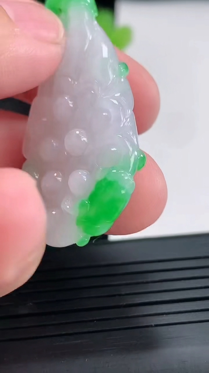 天然A货翡翠莲蓬吊坠，尺寸49-23-6重量:11.04g
4月21日