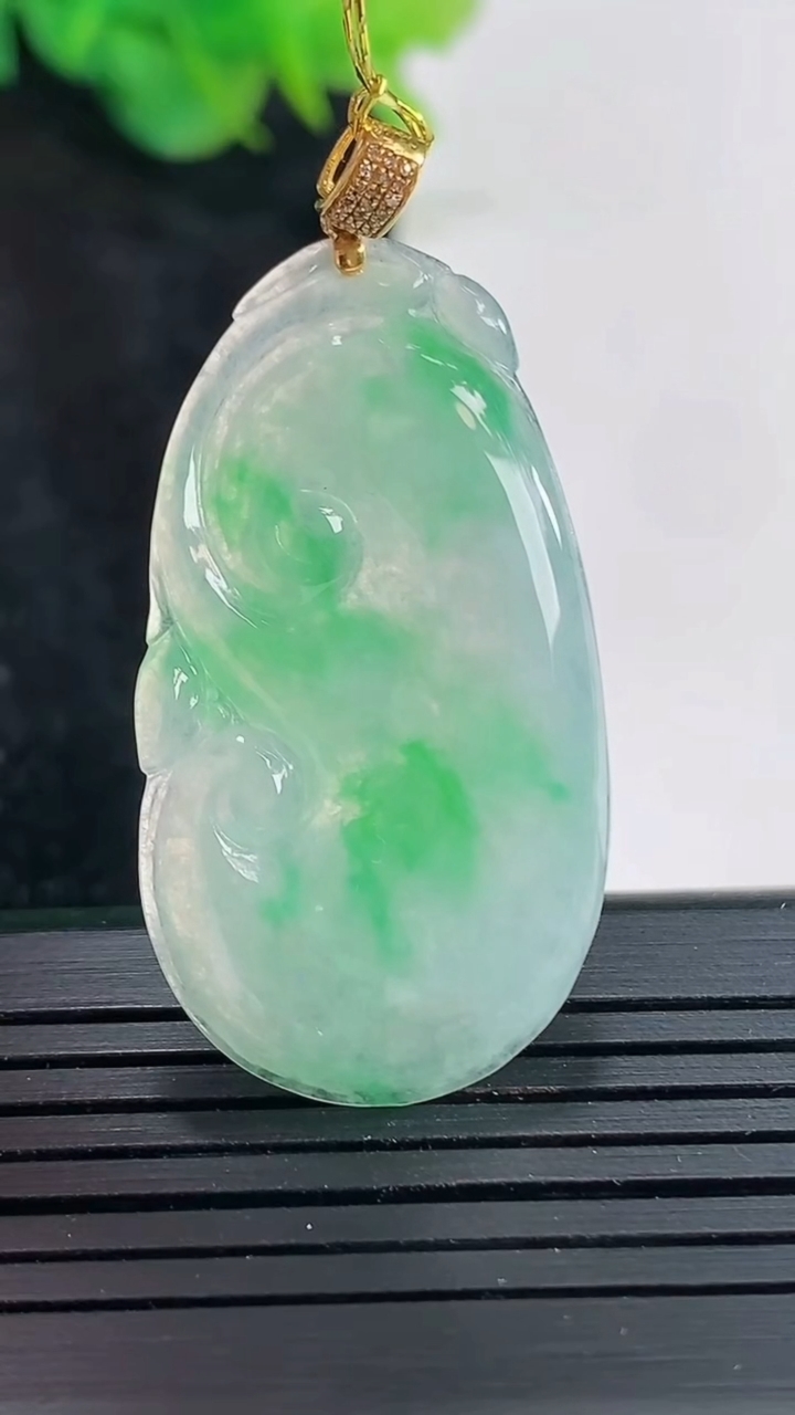 天然A货翡翠如意吊坠，尺寸35.6-20-3.5重量:5.75g
4月21日